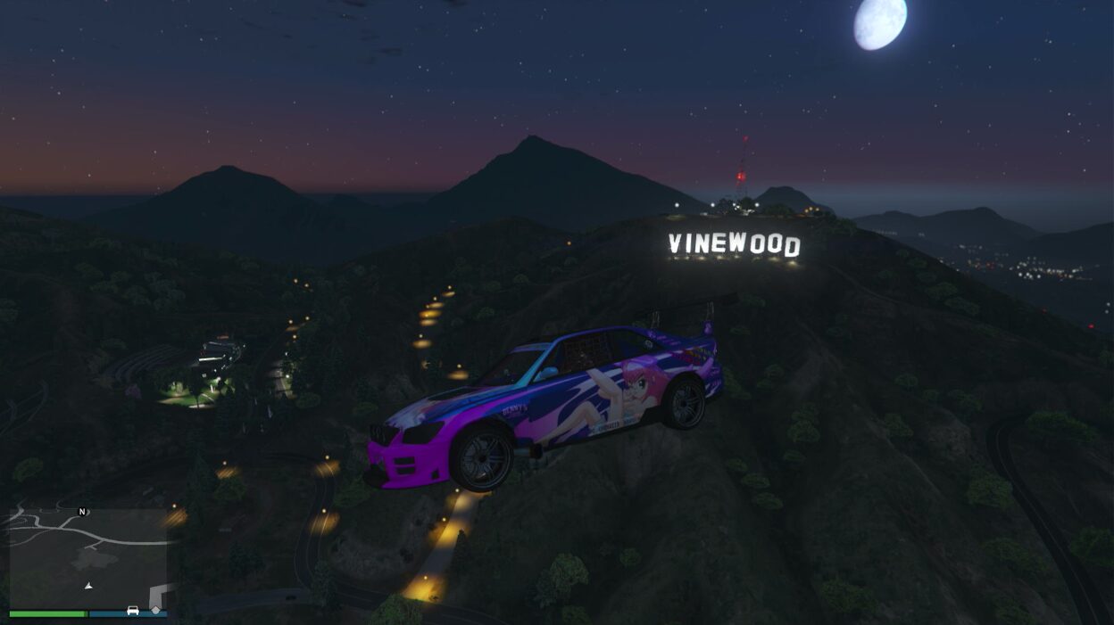 Custom-liveried car at the Vinewood sign